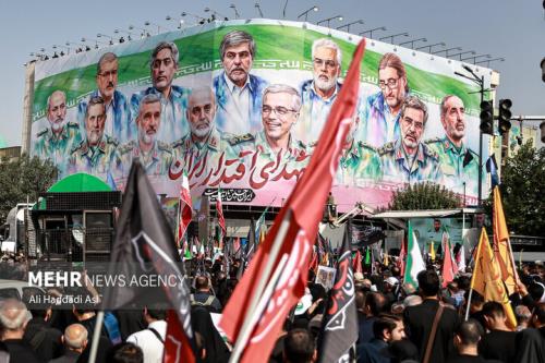 حضور وزیر اقتصاد در مراسم خاکسپاری شهدای اقتدار ایران